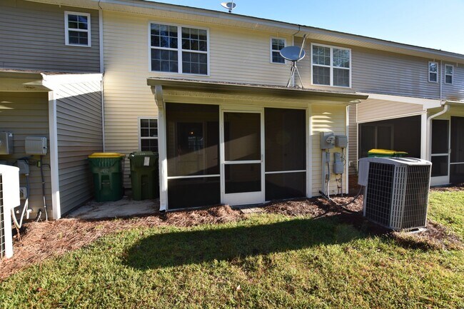 Building Photo - 3 bedroom 2.5 bath townhome