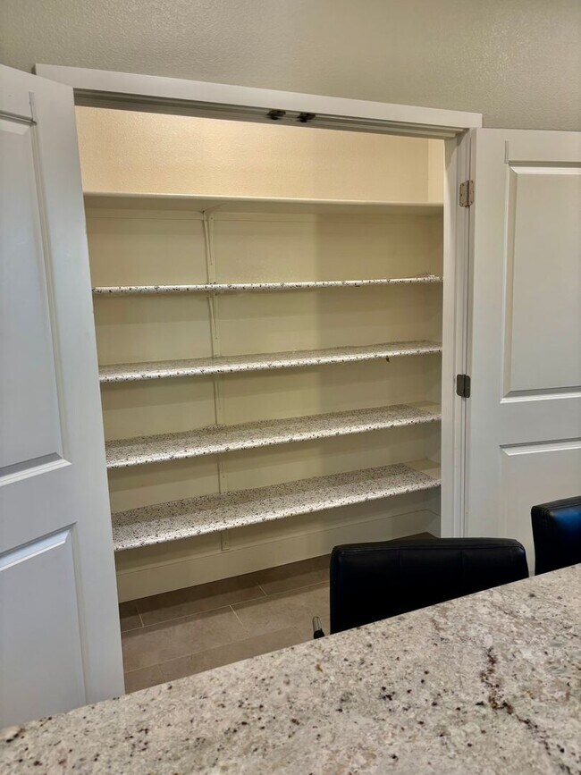 Building Photo - Must see beautiful and large Townhome in Dublin- Close to Everything!