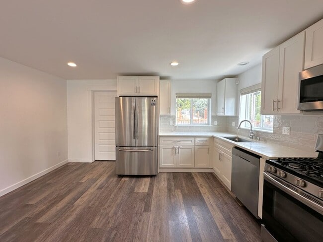 Building Photo - Modern & Stylish 4 Bed, 2.5 Bath Remodel!