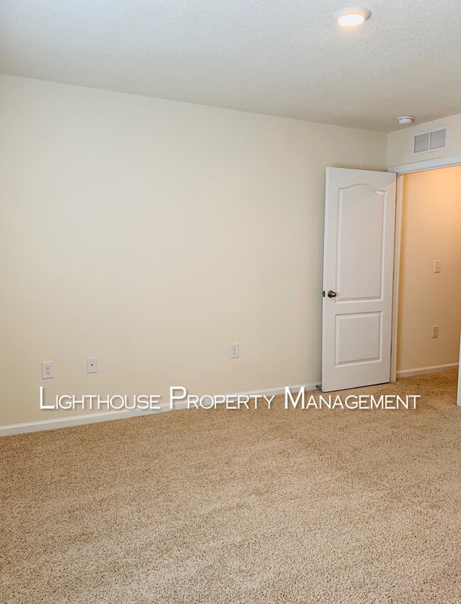 Building Photo - Modern Townhome in Baymeadows! Built in 2021!