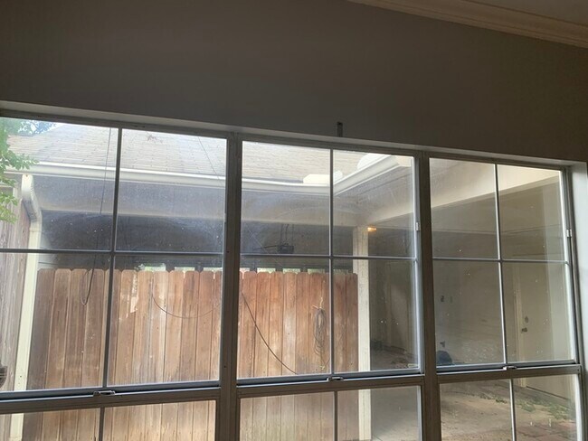 Building Photo - 2867 Toulon Dr