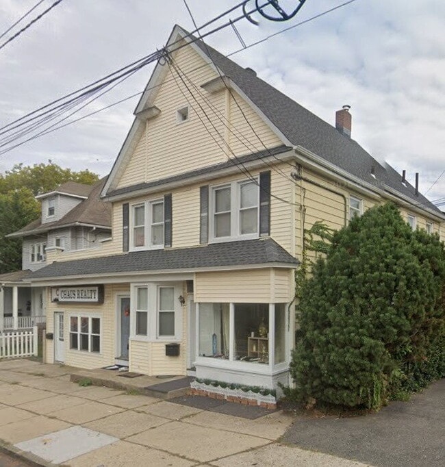 Building Photo - 2 Bedroom, 1 Bath, Renovated Apartment with Private Entrance and Off Street Parking