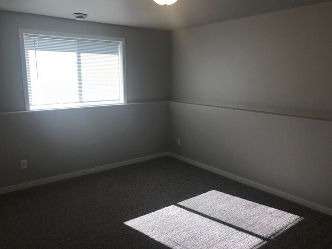 Building Photo - 807 Cathy Dr W