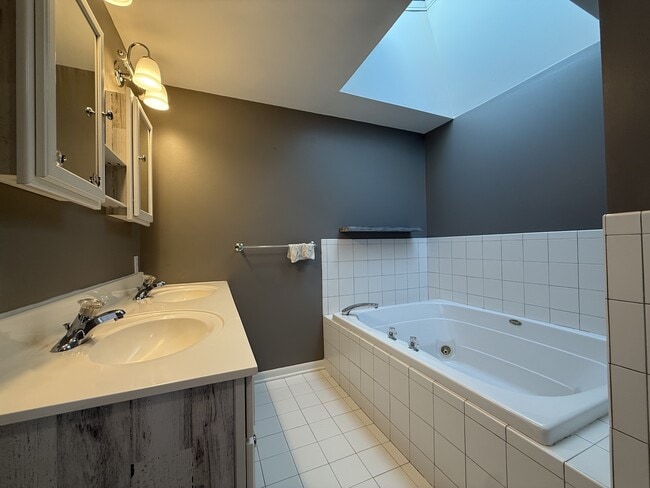 Building Photo - 2447 Roanoke Dr