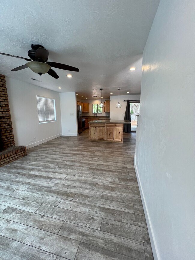 Building Photo - Great 3 bedroom 2 bathroom,  home with a h...