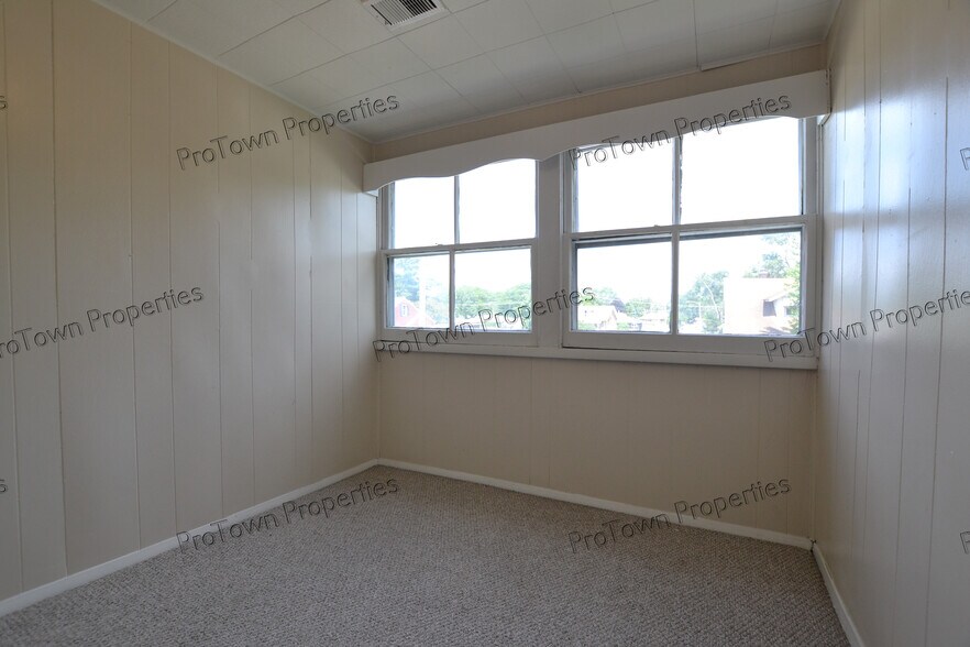 Building Photo - 1067 N May St