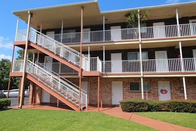 Building Photo - Coastal Condo Living with Pensacola Bay Views, Waterfront Pool Access & Prime Location Near Downt...