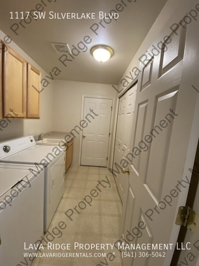 Building Photo - 1117 SW Silver Lake Blvd