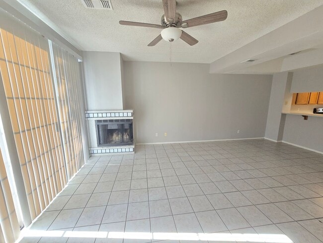 Building Photo - 2 Bedroom/2.5 Bathroom Townhome in Chandler