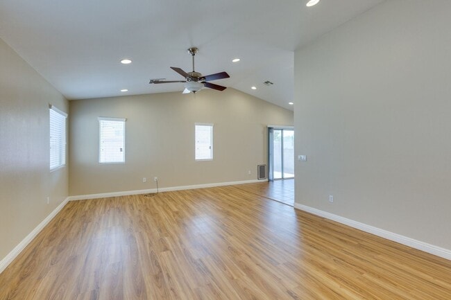 Building Photo - Single story 3 bedroom home in a lovely NW community