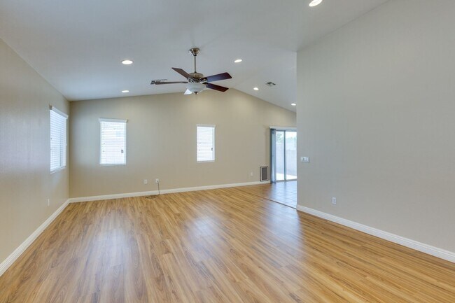 Building Photo - Single story 3 bedroom home in a lovely NW...