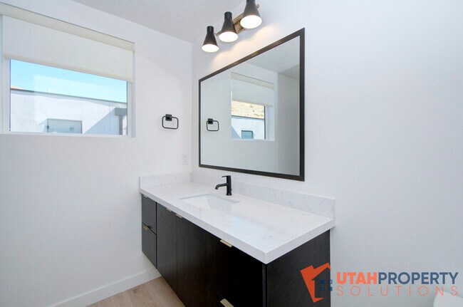 Building Photo - 351 W 800 N