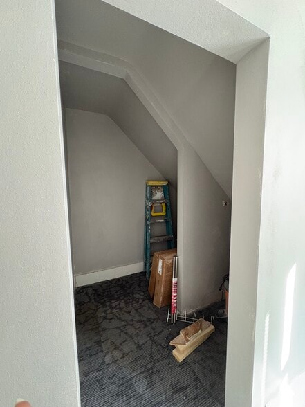 Building Photo - 714 S 1st Ave