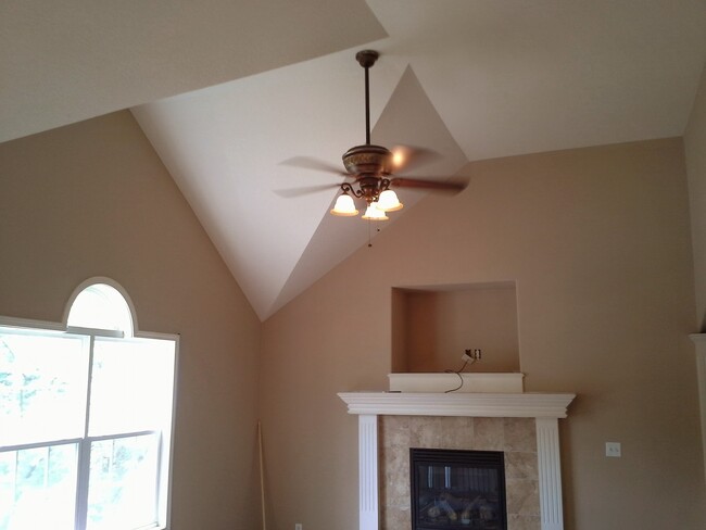Building Photo - Large 5 bedroom raised ranch