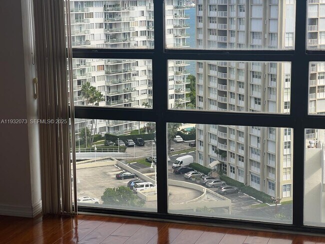 Building Photo - 1450 Brickell Bay Dr
