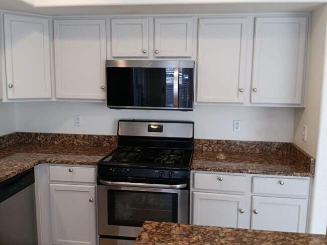 Building Photo - 3 Bedroom, 3 Bathroom Home! Schedule a Showing Today!