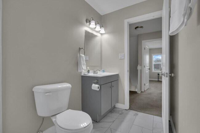 Building Photo - Modern 2BR Townhouse Walk to Downtown All Utilities Included