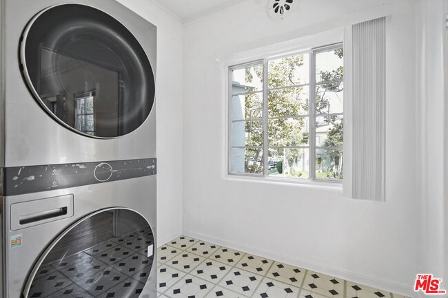 Building Photo - 201 S Poinsettia Pl