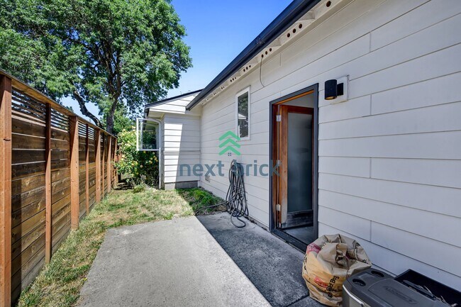 Building Photo - A beautiful 3 bedrooms and 2 bathrooms house