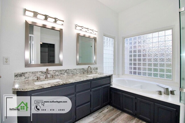 Building Photo - 2724 Western Oak Dr