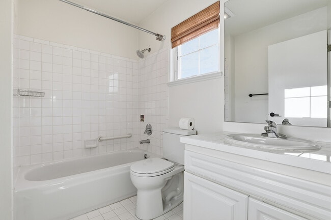 Building Photo - 619 Federal Ave E