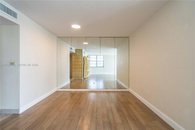 Building Photo - 9500 W Bay Harbor Dr