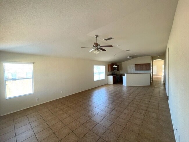 Building Photo - Ready For Move In - Large & Roomy 1 Story 4 Bed 2 Bath in NW San Antonio - Must See!