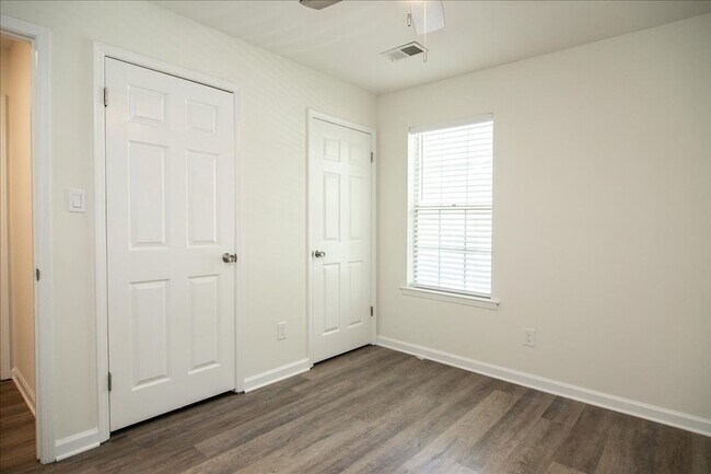 Building Photo - Newly Renovated 3bd/2ba Duplex Unit in Con...