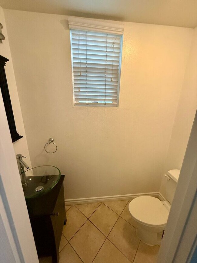 Building Photo - 4BR w/ Pool, Solar & A/C in Perris