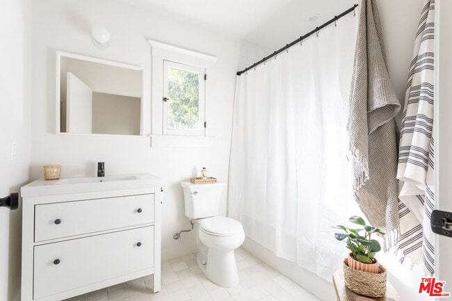 Building Photo - 372 N Ave 53