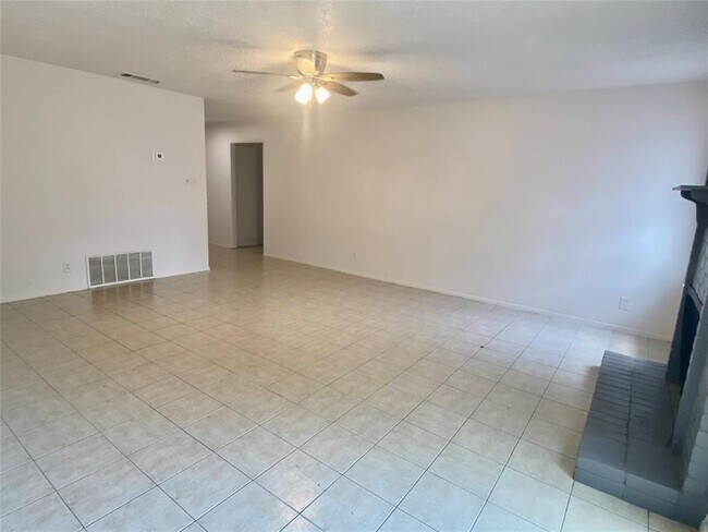 Building Photo - 1202 Meadgreen Dr