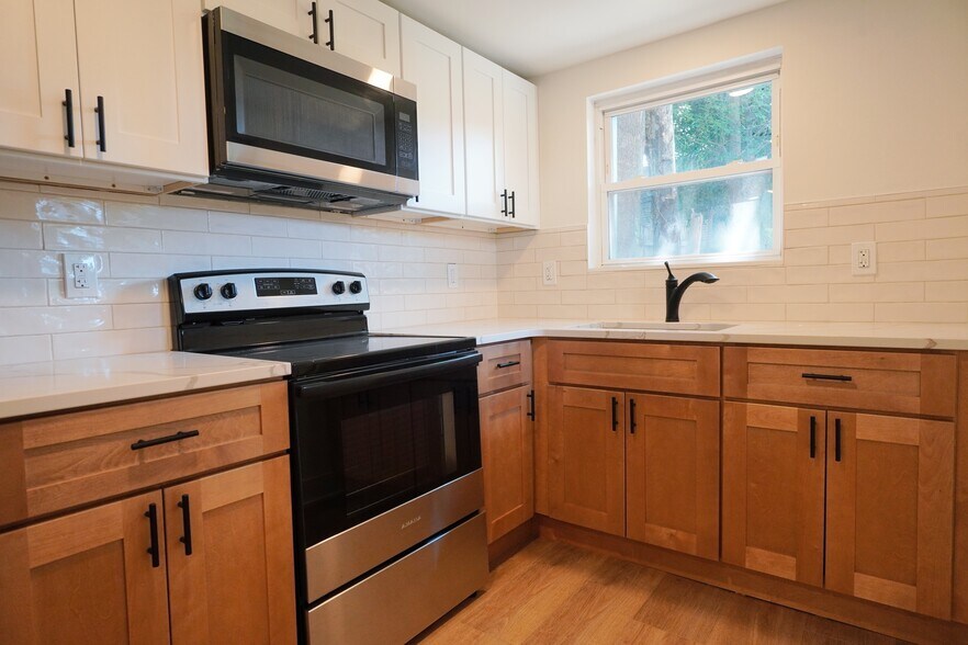 Building Photo - 5517 N Fairhill St