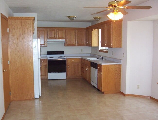 Building Photo - Beautiful 3 bedroom house in quiet mature neighborhood!