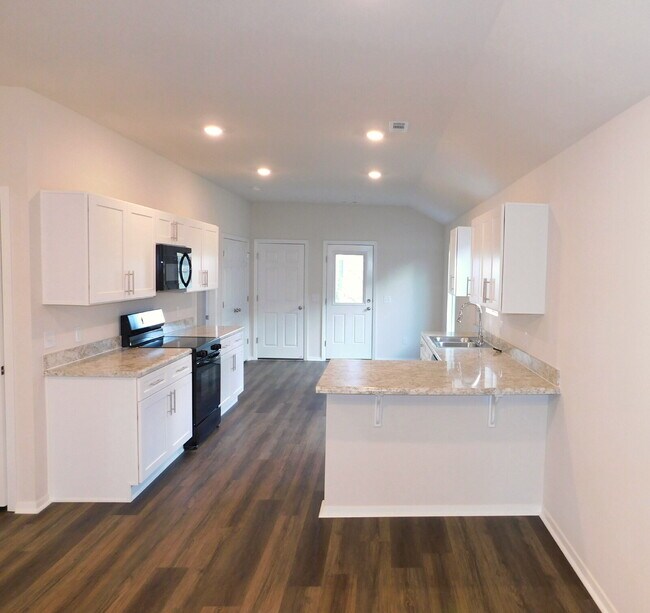 Building Photo - 3-Bedroom Home with 2 Full Baths in Prime Fayetteville Location