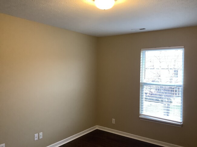 Building Photo - 18690 Round Lake Rd