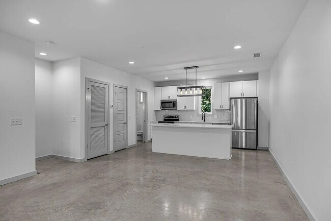 Building Photo - Great condo in East Nashville off Gallatin...