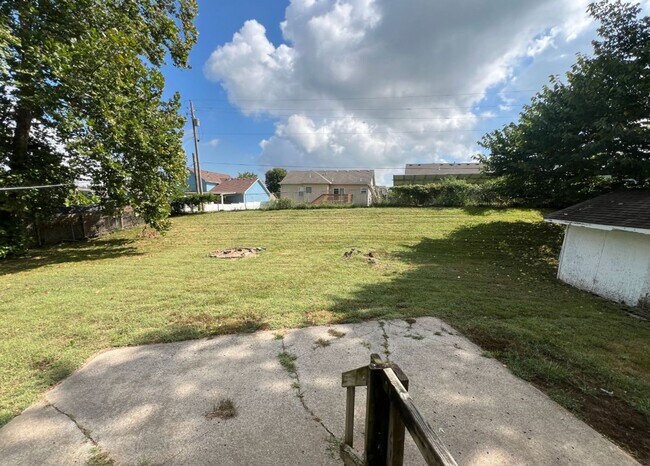 Building Photo - Spacious 3 Bedroom Home with Bonus Basement Space!