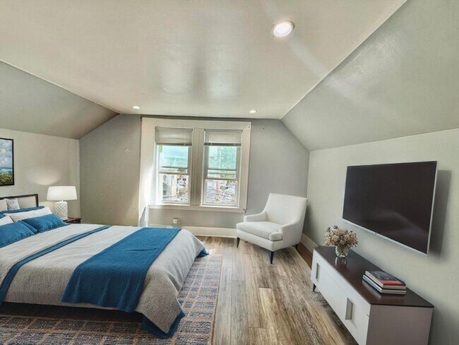 Building Photo - 10 Clark St