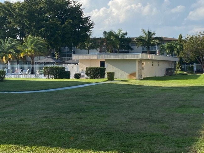 Building Photo - 1001 Hillcrest Ct