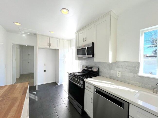 Building Photo - Clean and Updated 2 Bedroom in Long Beach