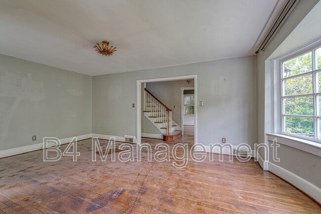 Building Photo - 925 Brentwood Dr
