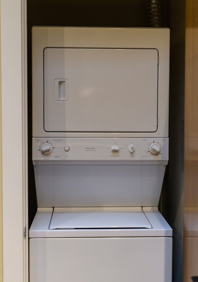 Jewelers Lofts 201 Washer/Dryer in Unit - 124 N Neil St