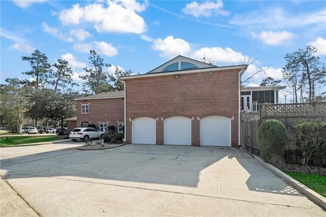 Building Photo - 633 Village Ln N