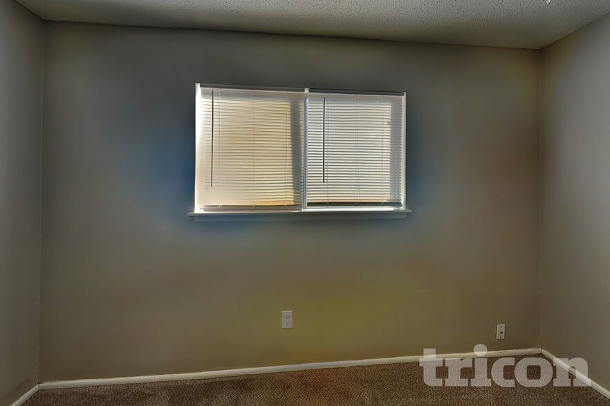 Building Photo - 13622 Oak Breeze