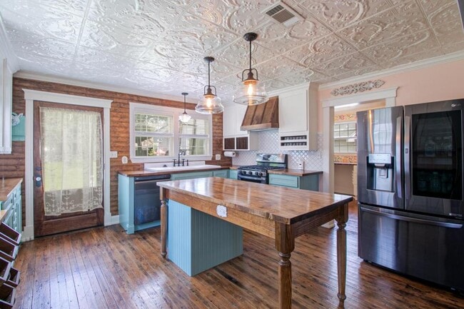 Building Photo - 228 Commerce St