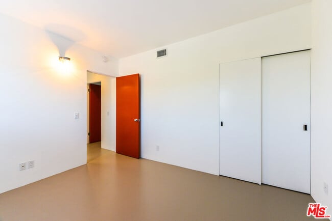 Building Photo - 558 Rose Ave