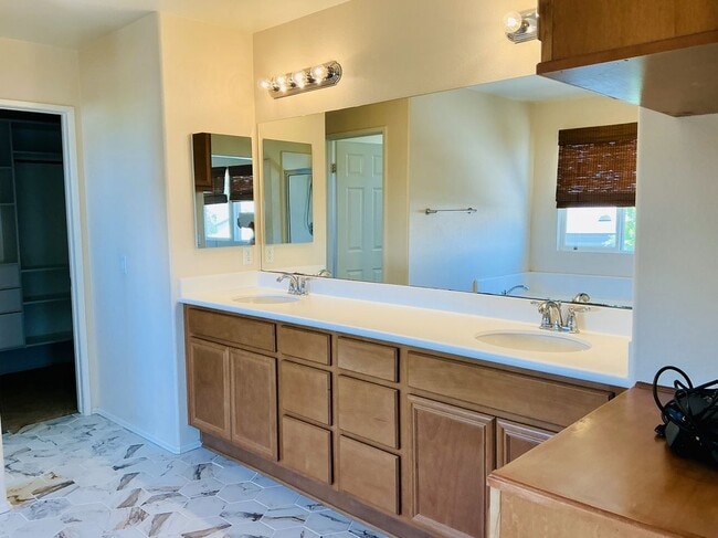 Building Photo - 43426 Lago Brezza Dr