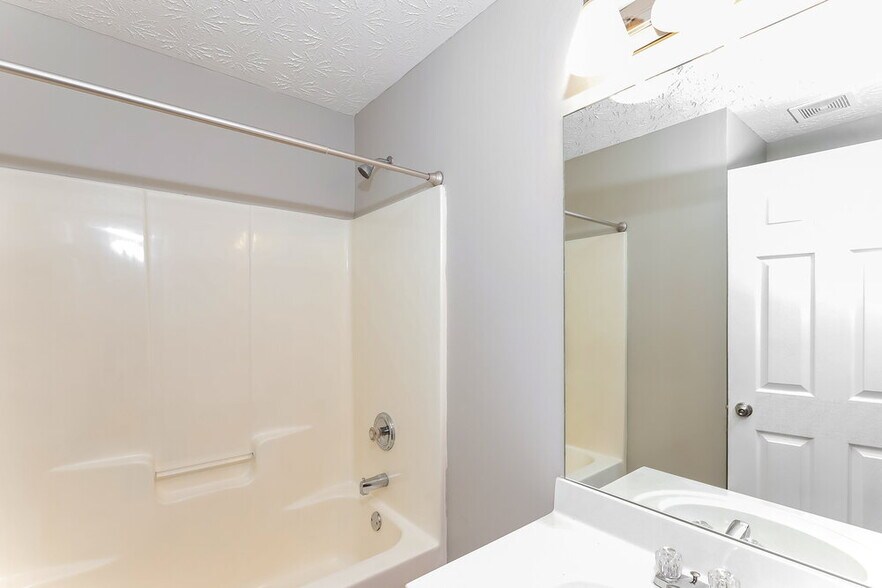 Building Photo - 204 Sandstone Dr