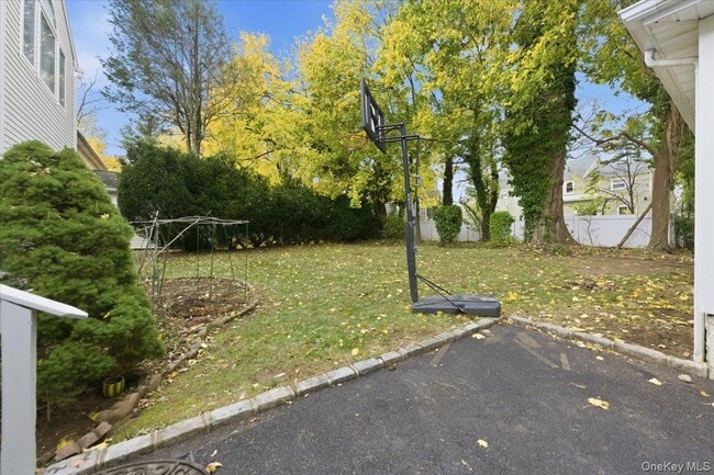 Building Photo - 11 Drury Ln