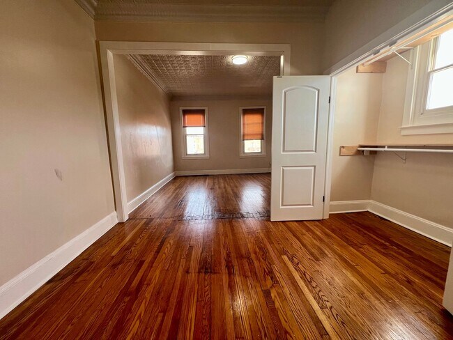 Building Photo - Gorgeous 2-Bedroom Apartment on Main Street! Available NOW!